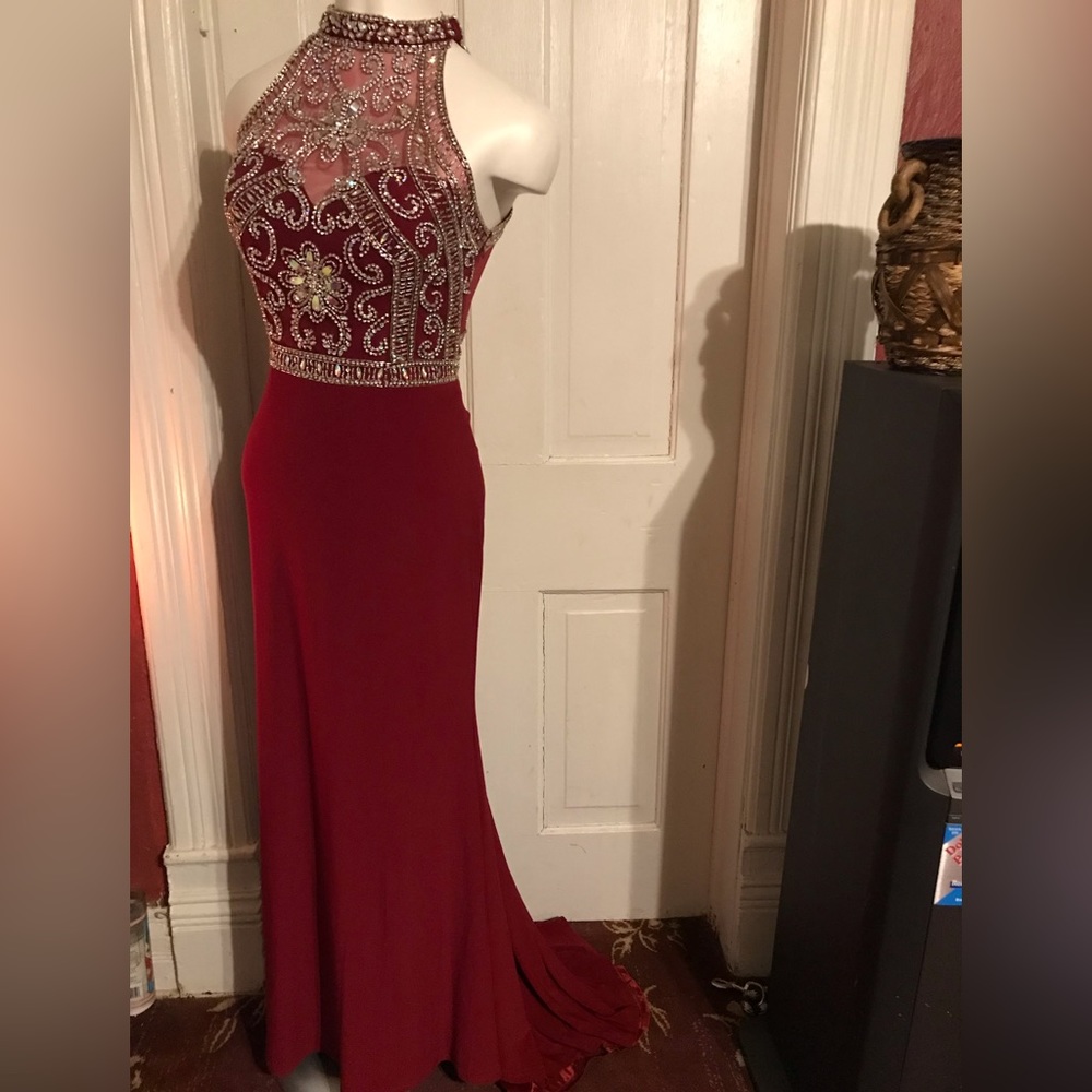 Stunning beautiful Camille La Vie prom dress . Size 4P / 54” long